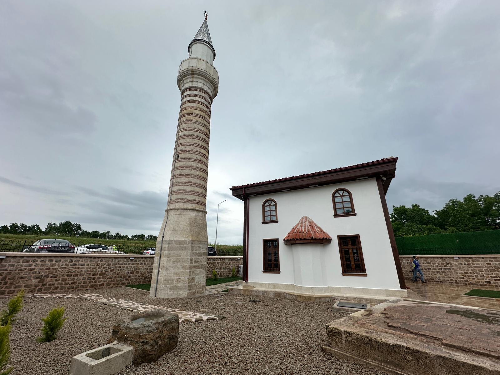 Sultan 2'nci Murat döneminde mescit olarak inşa edilen ve asırlardır sadece tek minaresiyle zamana direnen tarihi Şeyh Şücaeddin Mescidi, yürütülen titiz çalışmaların ardından kapılarını yeniden ibadete açtı.